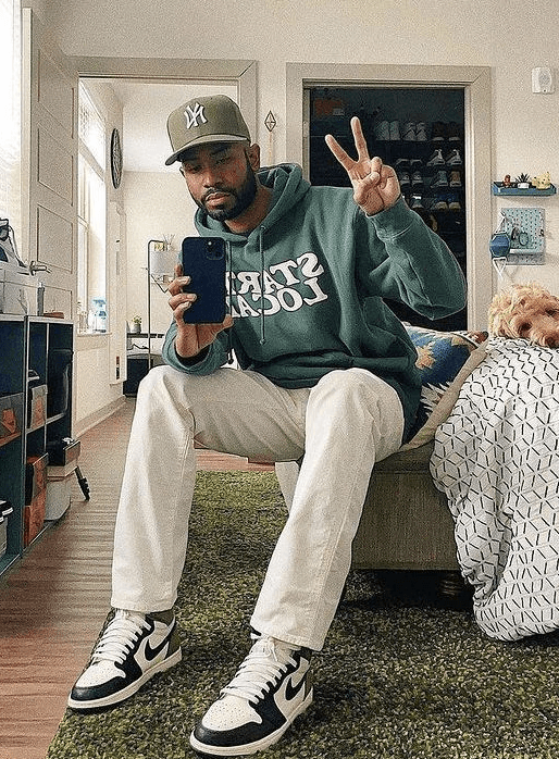 chico enviando señal